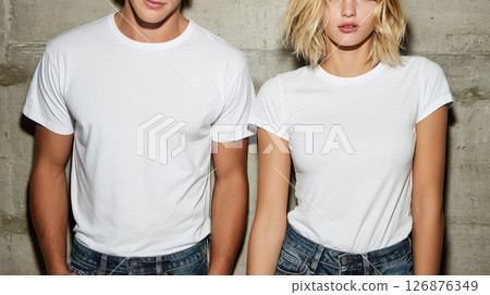 穿著純白色 T 恤的男士和女士 126876349