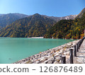 Autumn leaves and the emerald-colored Takase Dam Lake 126876489