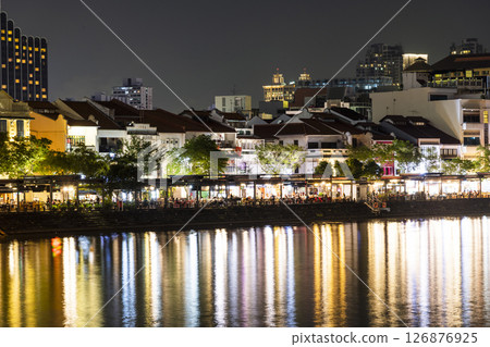 Night view of the Boat Quay historic shophouses on the banks of the Singapore River which are full of bars and restaurants. 126876925