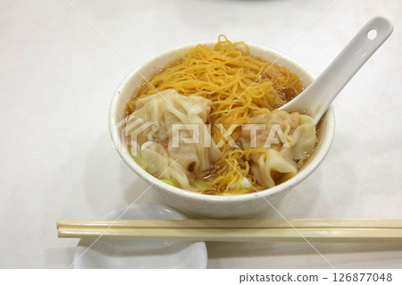 雲吞麵可說是香港人的靈魂食物，其特徵是蝦仁雲吞肉質肥美，麵條勁道如橡皮筋。 126877048