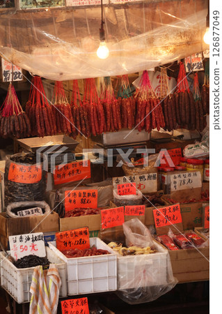 香港德輔道西出售的中式香腸(上圖)和乾燥海產製品 香港德輔道西出售的中式香腸(上圖)和乾燥海產製品 126877049
