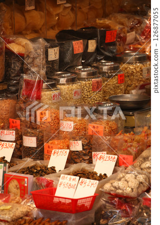 香港德輔道一家乾魚店出售的魚鰾。很貴很貴的中國菜叫“魚膽” 香港德輔道一家乾魚店出售的魚鰾。很貴很貴的中國菜叫“魚膽” 126877055