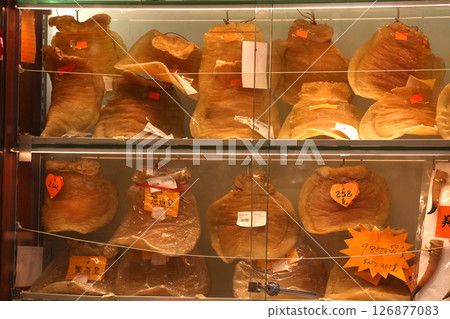 香港德輔道一家乾魚店出售的魚鰾。很貴很貴的中國菜叫“魚膽” 126877083