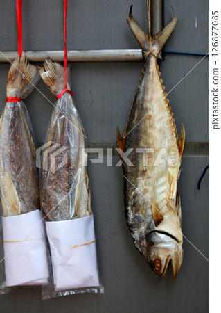 鹽乾魚（火腿）在香港西部的德助道出售。它類似於草屋，味道鮮美。以前很便宜，但現在很貴 126877085