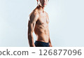 一位身材苗條、肌肉發達的亞洲男子的上半身經過訓練 126877096