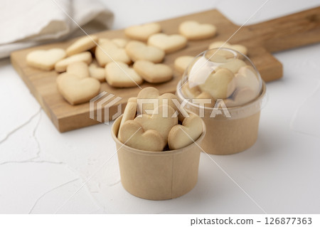 裝滿心型餅乾的手工杯禮物 126877363