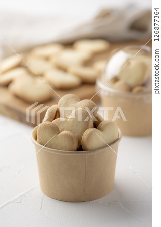 裝滿心型餅乾的手工杯禮物 126877364