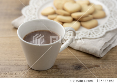 在零食時間享用熱可可和餅乾 在零食時間享用熱可可和餅乾 126877368