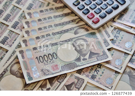 Image of the 10,000 yen note with calculator 126877439
