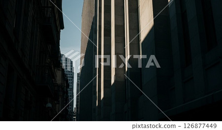 從建築物的清除可見藍天 126877449