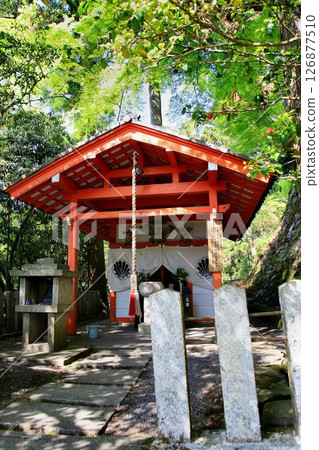 Cosmic energy pours down to protect the capital of Kyoto from evil spirits... Kurama Temple's "Tatsumi Benzaiten Shrine" 126877510