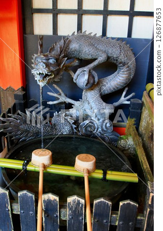 Cosmic energy pours down to protect the capital of Kyoto from evil spirits... Kurama Temple's "Akai Gohozen Shrine" 126877653