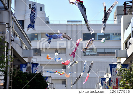 店內街上空飄揚的鯉魚旗 126877936