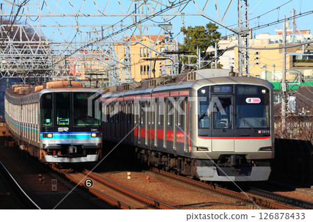 東急5050系列列車與埼玉快速鐵路2000系列列車並排行駛 126878433