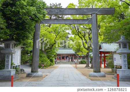 永田神社：從西鳥居看到的神社山門和拜殿 126878821