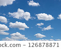 藍天白雲，營造出清新、通風、舒適的夏日天空背景。 126878871