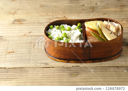 Bean and rice lunch box with plenty of side dishes 126878972