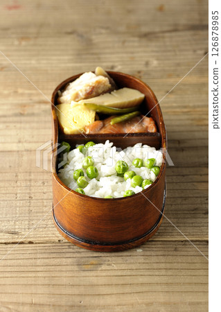 Bean and rice lunch box with plenty of side dishes 126878985