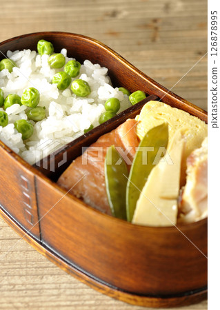 Bean and rice lunch box with plenty of side dishes 126878995