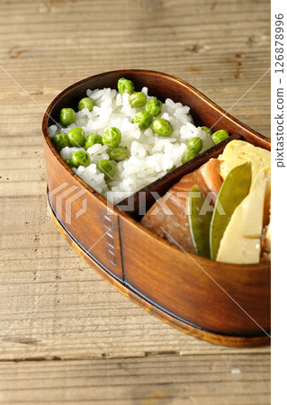 Bean and rice lunch box with plenty of side dishes 126878996