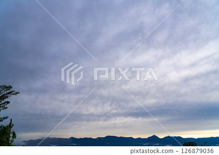 [梅雨季節的天空圖片] 陰天 [長野縣] 126879036