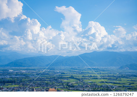 [夏季素材]松本平原和積雨雲[長野縣] 126879247