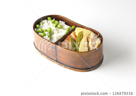 白色背景拍攝的豆飯便當，配上豐富的配菜 126879338