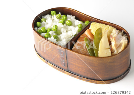 白色背景拍攝的豆飯便當，配上豐富的配菜 126879342