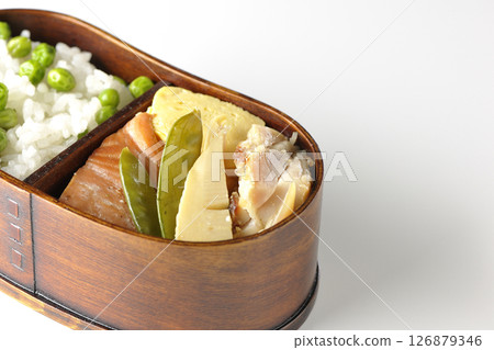 白色背景拍攝的豆飯便當，配上豐富的配菜 126879346