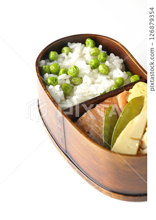 白色背景拍攝的豆飯便當，配上豐富的配菜 126879354