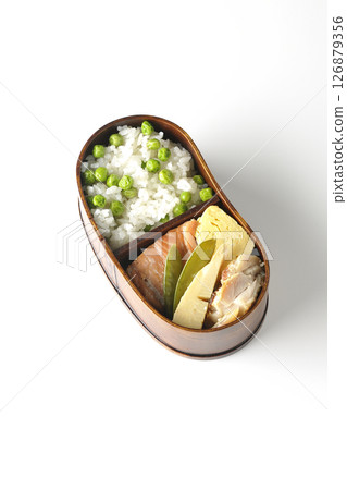 白色背景拍攝的豆飯便當，配上豐富的配菜 126879356
