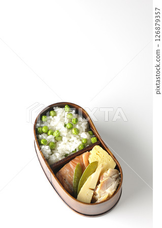 白色背景拍攝的豆飯便當，配上豐富的配菜 126879357
