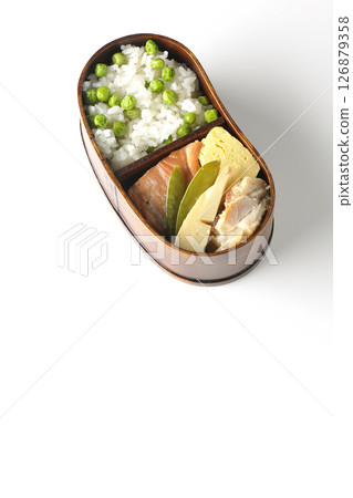 白色背景拍攝的豆飯便當，配上豐富的配菜 126879358