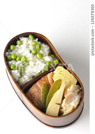 白色背景拍攝的豆飯便當，配上豐富的配菜 126879360