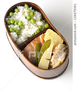 白色背景拍攝的豆飯便當,配上豐富的配菜 白色背景拍攝的豆飯便當,配上豐富的配菜 126879361