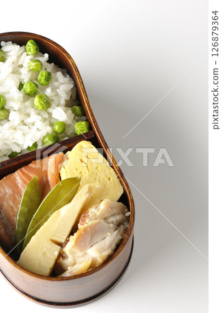 白色背景拍攝的豆飯便當，配上豐富的配菜 126879364