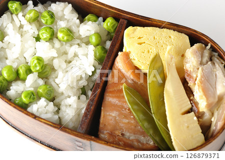 白色背景拍攝的豆飯便當，配上豐富的配菜 126879371
