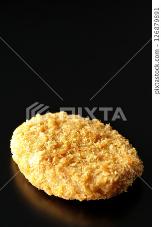 在黑色背景下拍攝的牛肉炸丸子 126879891