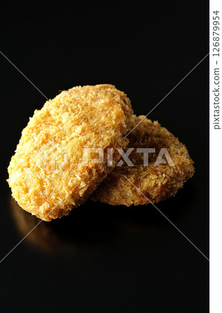 在黑色背景下拍攝的牛肉炸丸子 126879954