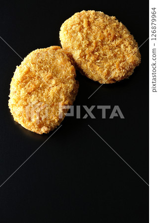 在黑色背景下拍攝的牛肉炸丸子 126879964