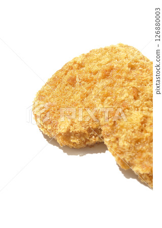 白色背景下拍攝的牛肉丸子 126880003