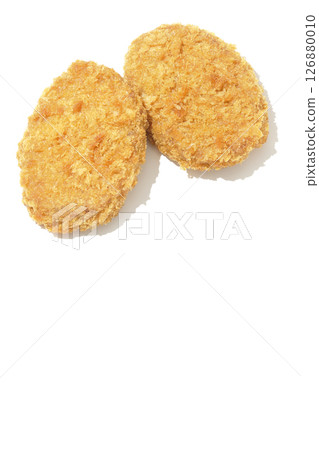 白色背景下拍攝的牛肉丸子 126880010