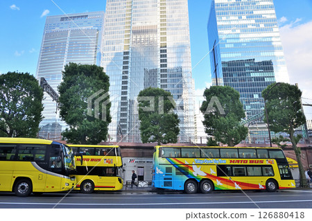 黃色的哈多巴士停在東京站丸之內出口前。 126880418