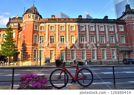 東京站丸之內南口停放的自行車 126880419