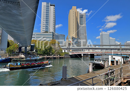 穿過大岡川的櫻花觀賞船 穿過大岡川的櫻花觀賞船 126880425