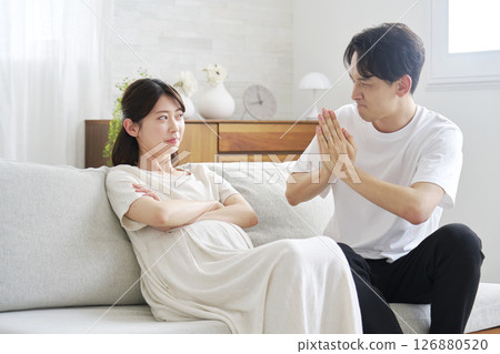 婚姻爭吵：丈夫向懷孕的妻子道歉 126880520