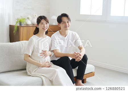 二十多歲的夫婦，肖像，在家，沒有眼神交流 126880521