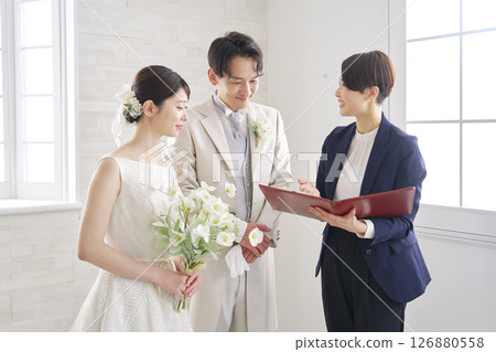 Wedding host meeting with bride and groom Wedding host meeting with bride and groom 126880558