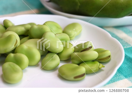 新鮮摘下的蠶豆 新鮮摘下的蠶豆 126880708