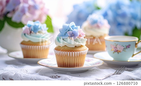 古董餐具上的繡球花紙杯蛋糕 古董餐具上的繡球花紙杯蛋糕 126880710